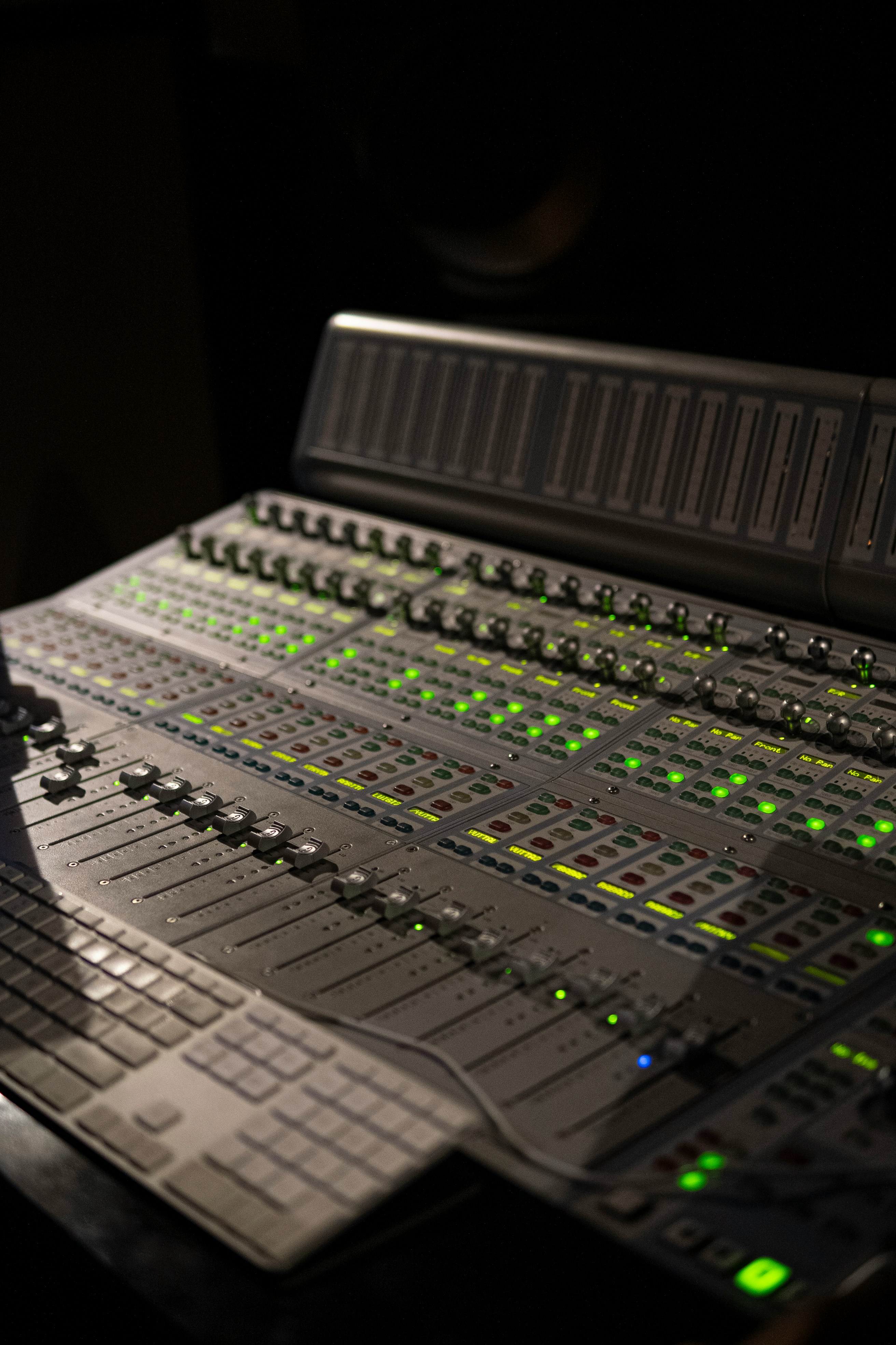 Mixing-Konsole im Studio – Jailbird Media